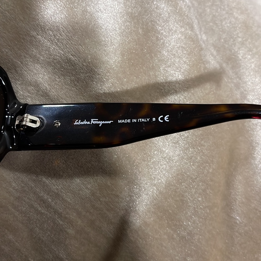 Salvatore Ferragamo women’s 
Sunglasses. - Picture 9 of 9